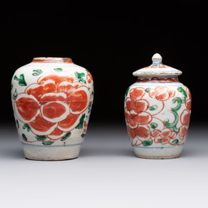 Five Chinese wucai 'Buddhist lion' and 'peony scroll' jars, Transitional period — photo 10