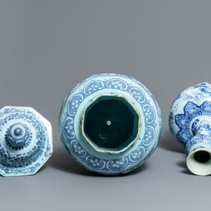 Five Dutch Delft blue and white chinoiserie vases, late 17th C. — 照片 6