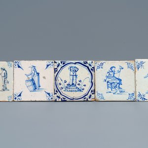 Five Dutch Delft blue and white tiles with large figures, 17th C. — 照片 1