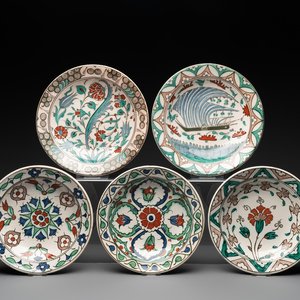 Five European Iznik-style pottery plates, 19th C. — photo 1