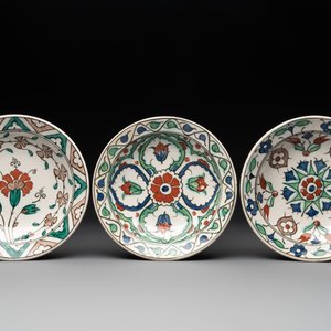 Five European Iznik-style pottery plates, 19th C. — photo 4