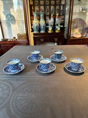 Five fine Chinese blue and white cups and saucers, 19th C. — photo 1