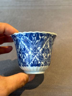Five fine Chinese blue and white cups and saucers, 19th C. — photo 2