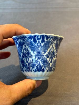 Five fine Chinese blue and white cups and saucers, 19th C. — photo 3