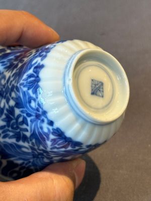 Five fine Chinese blue and white cups and saucers, 19th C. — photo 6