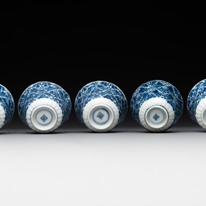 Five fine Chinese blue and white cups and saucers, 19th C. — photo 11