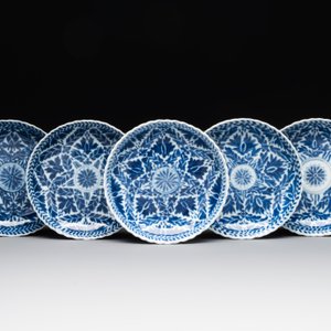 Five fine Chinese blue and white cups and saucers, 19th C. — photo 2