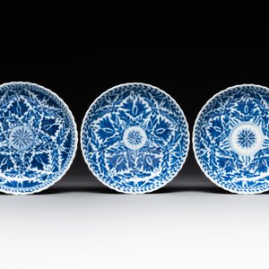 Five fine Chinese blue and white cups and saucers, 19th C. — photo 3