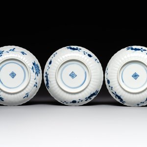 Five fine Chinese blue and white cups and saucers, 19th C. — photo 4