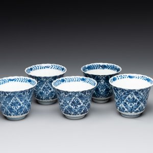 Five fine Chinese blue and white cups and saucers, 19th C. — photo 7