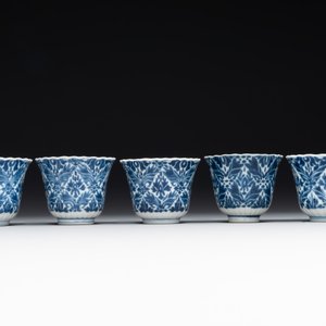 Five fine Chinese blue and white cups and saucers, 19th C. — photo 8