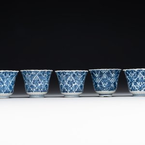 Five fine Chinese blue and white cups and saucers, 19th C. — photo 9