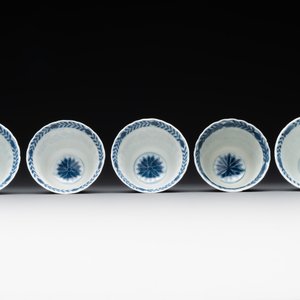 Five fine Chinese blue and white cups and saucers, 19th C. — photo 10