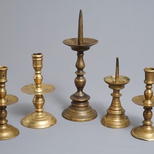 Five Flemish bronze and brass pricket and 'Heemskerk' candlesticks, 16/17th C. — 照片 1
