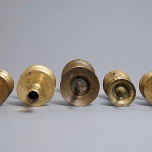 Five Flemish bronze and brass pricket and 'Heemskerk' candlesticks, 16/17th C. — 照片 2