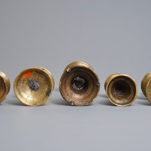 Five Flemish bronze and brass pricket and 'Heemskerk' candlesticks, 16/17th C. — 照片 3