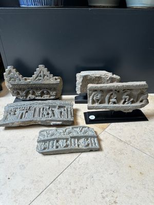 Five Gandhara grey schist frieze fragments with narrative design, 1/5th C. — 照片 1