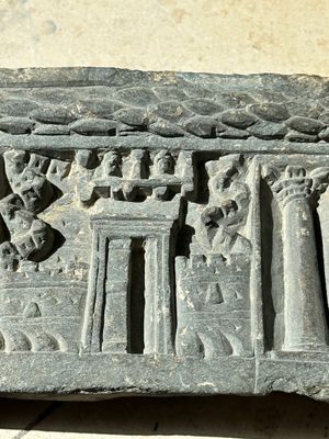 Five Gandhara grey schist frieze fragments with narrative design, 1/5th C. — 照片 18