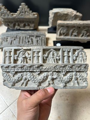 Five Gandhara grey schist frieze fragments with narrative design, 1/5th C. — 照片 2