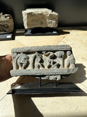 Five Gandhara grey schist frieze fragments with narrative design, 1/5th C. — 照片 28