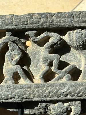Five Gandhara grey schist frieze fragments with narrative design, 1/5th C. — 照片 30