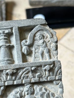 Five Gandhara grey schist frieze fragments with narrative design, 1/5th C. — 照片 3