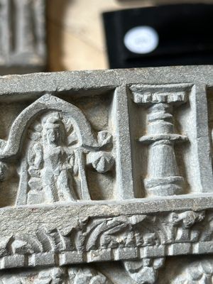 Five Gandhara grey schist frieze fragments with narrative design, 1/5th C. — 照片 4