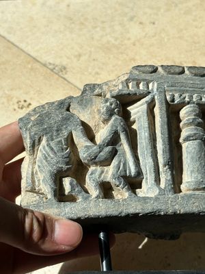 Five Gandhara grey schist frieze fragments with narrative design, 1/5th C. — 照片 43