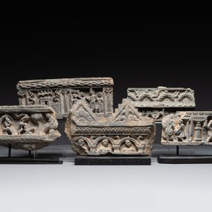 Five Gandhara grey schist frieze fragments with narrative design, 1/5th C. — 照片 1