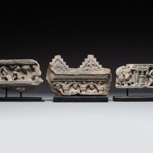 Five Gandhara grey schist frieze fragments with narrative design, 1/5th C. — 照片 2