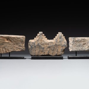 Five Gandhara grey schist frieze fragments with narrative design, 1/5th C. — 照片 3