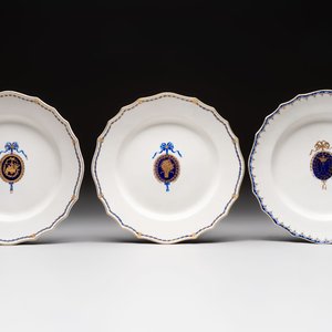 Five gilt-decorated and blue-enamelled Tournai porcelain plates, golden crossed swords and four crosses marks, 18th C. — photo 2