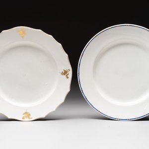 Five gilt-decorated and blue-enamelled Tournai porcelain plates, golden crossed swords and four crosses marks, 18th C. — photo 4