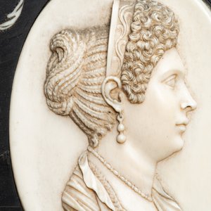 Five ivory portrait medallions set in a pewter-mounted ebony frame, France and/or Italy, 19th C. — photo 3