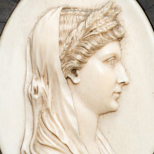 Five ivory portrait medallions set in a pewter-mounted ebony frame, France and/or Italy, 19th C. — photo 4