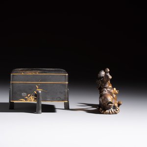 Five Japanese and Japonism bronze wares and three pieces of lacquer ware, 19/20th C. — photo 11