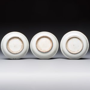 Five Japanese blue and white saucer dishes with an incised poem, Edo, 18th C. — foto 3