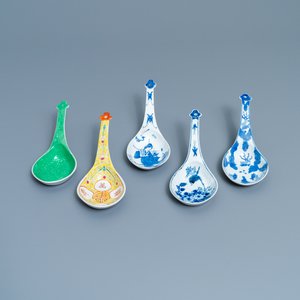 Five large Chinese blue and white, famille rose and monochrome green spoons, 19/20th c. — photo 1