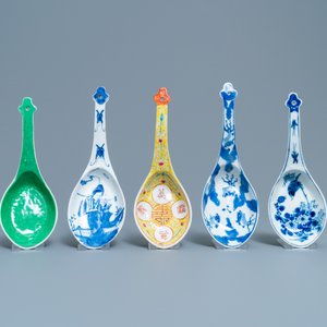 Five large Chinese blue and white, famille rose and monochrome green spoons, 19/20th c. — photo 2