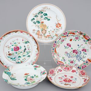 Five large Chinese porcelain famille rose dishes, 18th C. — 照片 1