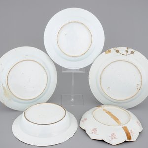 Five large Chinese porcelain famille rose dishes, 18th C. — 照片 2