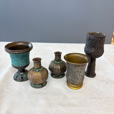 Five Persian repoussé, inlaid and turquoise-set metal hookah components — 照片 1