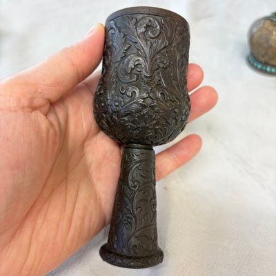 Five Persian repoussé, inlaid and turquoise-set metal hookah components — 照片 13