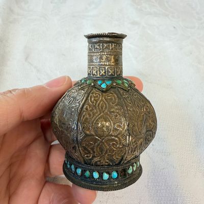 Five Persian repoussé, inlaid and turquoise-set metal hookah components — 照片 16