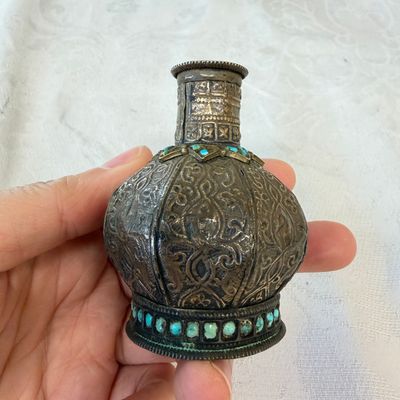 Five Persian repoussé, inlaid and turquoise-set metal hookah components — 照片 18