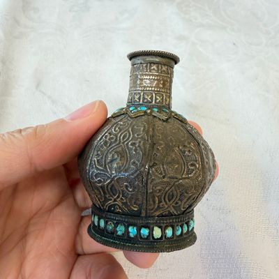 Five Persian repoussé, inlaid and turquoise-set metal hookah components — 照片 19