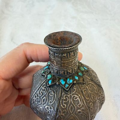 Five Persian repoussé, inlaid and turquoise-set metal hookah components — 照片 21