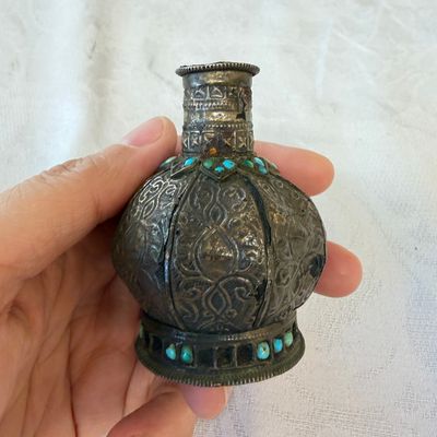 Five Persian repoussé, inlaid and turquoise-set metal hookah components — 照片 23