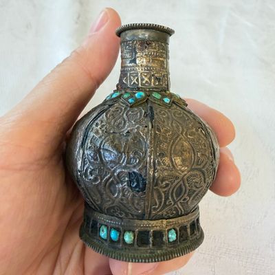 Five Persian repoussé, inlaid and turquoise-set metal hookah components — 照片 24