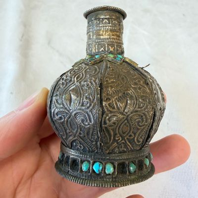 Five Persian repoussé, inlaid and turquoise-set metal hookah components — 照片 25